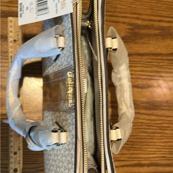 Michael Kors Cream Satchel Structured Design - Picture 4 of 8